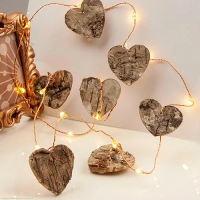 Image de hellum 520453 guirlande lumineuse d&#039;intérieur avec cœurs en bois, fil blanc chaud, 20 LED, 10 cœurs, longueur de lumière 145 cm, LED pile (non incluse)