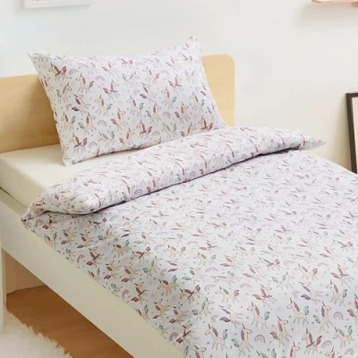 Image de Amazon Basics Ensemble de Housse Couette Réversible en Microfibre pour Enfant 100 x 135 cm et 1 Taie d’Oreiller 40 60 Berceau, Licorne Arc Ciel