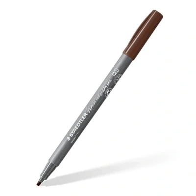 Image de Staedtler 375 76 Lot de 10 feutres calligraphie, marron, pointe calligraphie 2,00 mm, encre pigmentée qualité supérieure, imperméable, lettrage marron dans un étui en carton,