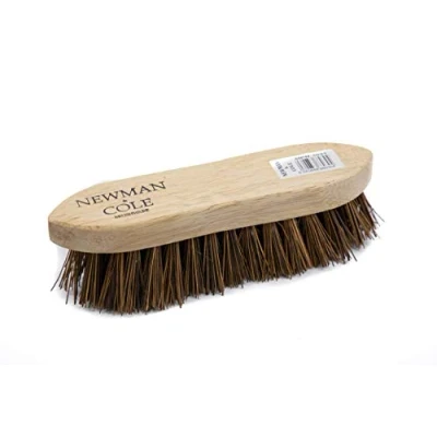 Image de Brosse à récurer robuste avec manche en bois et poils durs naturels, idéale pour nettoyer les parquets, planchers joints de carrelage