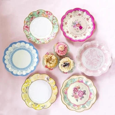 Image de Lot de 24 Assiettes Jetables Fleuries Vaisselle Jetable Vintage avec Bord Festonné, Anniversaire ou Garden Party, Goûter, Baby Shower, Carton Mariage 17,5 cm