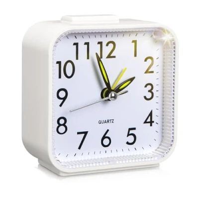 Image de Birshe Réveil à Quartz,Analogique Silencieux sans Tic Tac Fonction Snooze et Veilleuse Meilleur de Voyage Portable Taille Reveil Horloge Analogique (White)