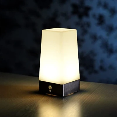 Image de Auraglow Lampe de table à détecteur mouvement PIR sans fil super lumineuse LED rechargeable pour couloir Carré 1 paquet