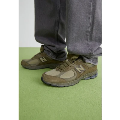 Image de New Balance M2002 Unisex Baskets basses, Taille: 42, Green Cuir et textile