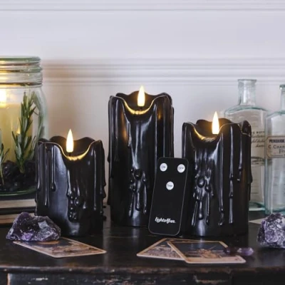 Image de Lights4fun TruGlow® Lot de 3 Bougies sans Flamme à LED Blanc Chaud Piles en Cire Véritable Noire Effet Fondu avec Minuterie et Télécommande Décoration d&#039;Halloween pour Intérieur