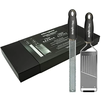 Image de Microplane Set de râpes (Zesteur + Mandoline) pour le parmesan, les agrumes, la noix muscade, pommes terre, courgettes et concombres en noir inox