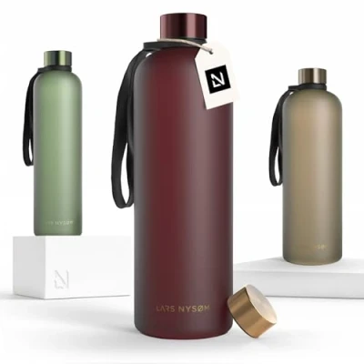 Image de LARS NYSØM Gourde 1,5l Bouteille d&#039;eau 1500ml de sport ultralégère en Tritan Idéal pour le sport, bureau, yoga, les enfants 2 couvercles inclus (Red Gold, XL 1500ml)