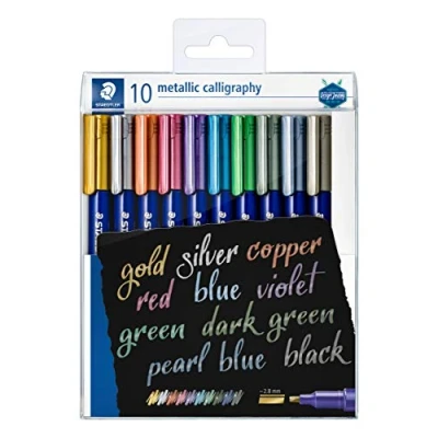Image de Staedtler Metallic Marker, Feutres métalliques à pointe biseau pour loisirs créatifs et écriture stylisée, Encre pigmentée base d&#039;eau, Étui plastique avec 10 feutres, 8325 TB10
