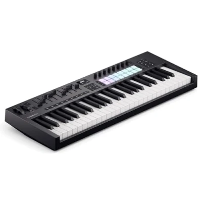 Image de Novation Launchkey 49 [MK4] — clavier maître MIDI USB de touches semi lestées avec intégration aux STAN. mode Chord, Scale, 8 pads rythmiques et arpégiateur. Bundle logiciels fourni.