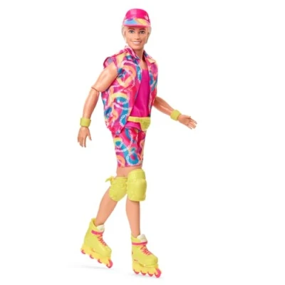 Image de Barbie Le Film Poupée Mannequin Articulée Ken® en Tenue De Patinage Rétro T Shirt Rose Vif Et des Rollers, Accessoires Socle Inclus, À Collectionner, Jouet Enfant, A Partir 3 Ans, HRF28