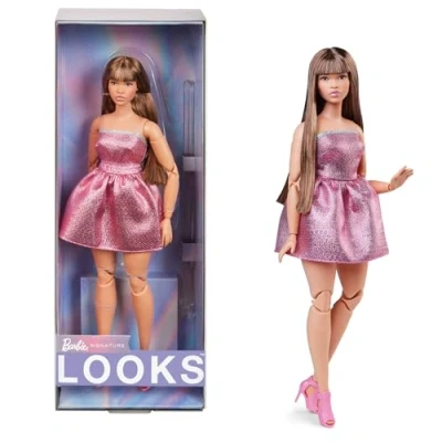 Image de Barbie Looks Poupée à collectionner n 24 avec cheveux bruns et tenue moderne des années 2000, robe rose scintillante sans bretelles chaussures talons bout ouvert, HRM16