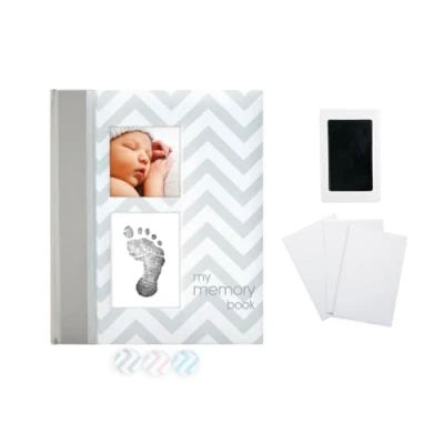 Image de Pearhead Chevron Baby Memory Book avec un bloc d&#039;encre Clean Touch inclus pour créer l&#039;empreinte de la main ou du bébé, gris