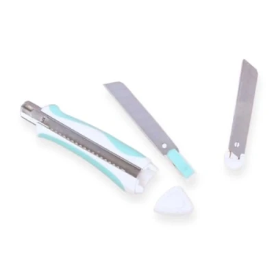 Image de Craftelier Cutter Professionnel avec Poignée Ergonomique Antidérapante Système de Verrouillage Automatique Inclus 2 Lames Remplacement en Acier Carbone Taille 18 cm Blanc et Turquoise