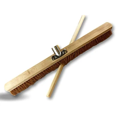 Image de Balai d&#039;atelier Type cantonnier Piste Extérieur Longueur 80 cm Garnissage Brosse Fibre Coco Naturel Semelle Bois Douille métal boulonnée Ø 28 mm avec Manche Kibros 2080M