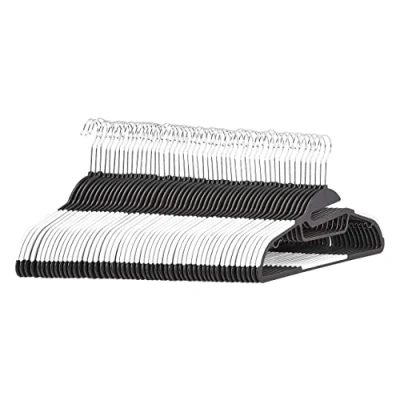 Image de Amazon Basics Lot de 50 cintres en plastique ultra robustes antidérapants avec caoutchouc et barre horizontale Blanc, pack
