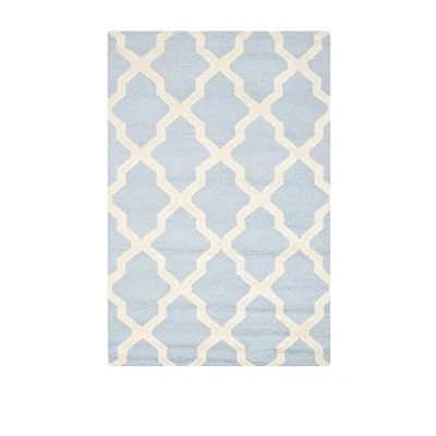 Image de Tapis rectangulaire d&#039;intérieur treillis tufté à la main, collection Cambridge, CAM121, en bleu clair / ivoire, 122 X 183 cm pour le salon, chambre ou tout autre espace intérieur par SAFAVIEH.