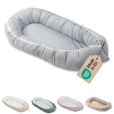 Image de Réducteur lit bébé ULLENBOOM® Gris 95x55 cm Nid d’ange Öko Tex et fabriqué dans l&#039;UE motif baleines bleues en coton douillet, convient comme de voyage ou cale