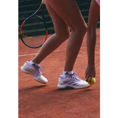 Image de adidas Performance Avacourt 2 Chaussures de tennis toutes surfaces, Femme, Taille: 38, Core white/powder plum/aurora plum