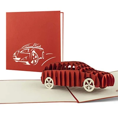 Image de Carte félicitations pour le permis ou anniversaire les 18 ans 20 ans. pop up 3D parfaite amateurs de voiture, fêter un anniversaire, avec bon d&#039;achat comme cadeau . enveloppe