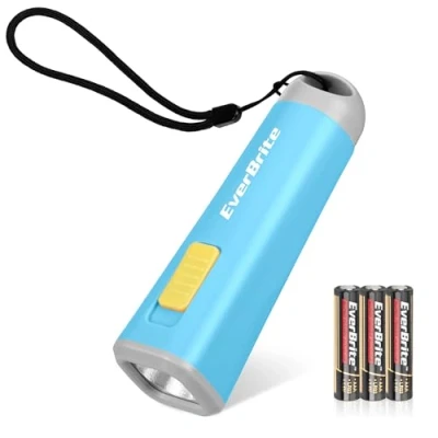 Image de EverBrite Mini Lampe de Poche LED Enfant (Bleu), Torche avec Poids Léger (46g) et Lumière Jaune, Idéal pour Lecture, Camping, Promenade, 3 Piles AAA Incluse
