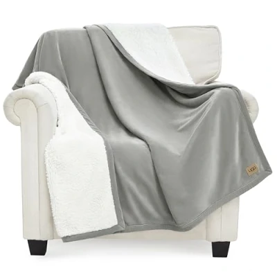 Image de UGG Bliss 01465 Couverture en Sherpa entièrement réversible pour canapé ou lit, Lavable Machine, Facile d&#039;entretien, Peluche Douce surdimensionnée, 177 x 127 cm, Phoque