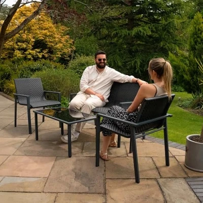 Image de Salon de jardin MONSTERSHOP Ensemble 4 pièces Rotin noir 2 fauteuils Table basse en verre