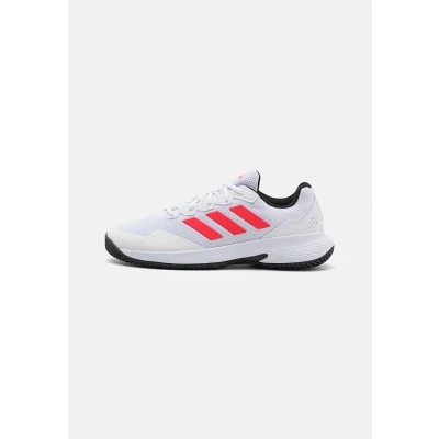Image de adidas Performance Gamecourt 2 Chaussures de tennis pour terrebattueerre battue, Homme, Taille: 41 1/3, Footwear white/lucid red/core black