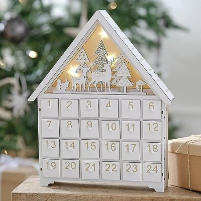 Image de Ginger Ray Calendrier de l&#039;Avent lumineux en bois blanc et doré pour décoration cheminée