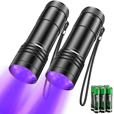 Image de kizplays Lampe de poche UV, 395 nm, détecteur lumière noire pour urine d&#039;animaux, taches, punaises lit et plus encore, 3 piles AAA incluses [Classe énergétique A+]