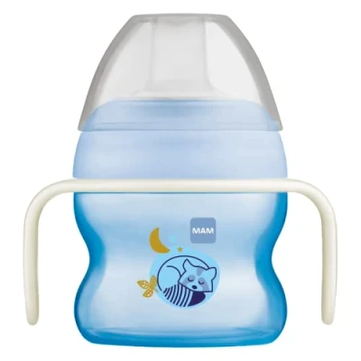 Image de MAM Tasse de démarrage avec poignées phosphorescentes pour bébé 4 mois et plus Brille dans le noir 1 x 150 ml Bleu (les motifs peuvent varier)