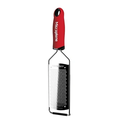Image de Microplane Râpe de cuisine Fine pour fromage à pâte dure, agrumes, ail, piment, cannelle et muscade en Rouge acier inoxydable
