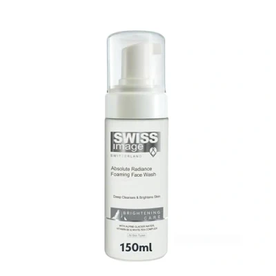 Image de Swiss Image Nettoyant moussant éclaircissant pour le visage 150 ml formulé avec de la niacinamide et l&#039;eau des glaciers alpins, testé dermatologiquement un teint uniforme