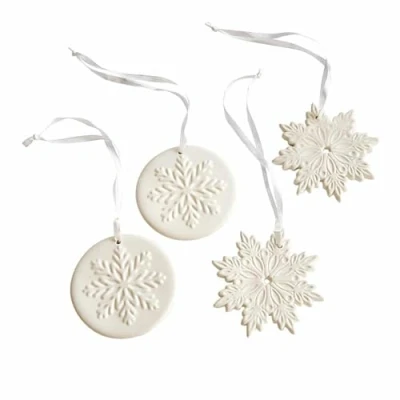 Image de Loberon Set de 4 pendentifs Jorval, Design Artistique Flocons Neige, Deux Motifs, décorations pour Sapin Noël, décoration Porcelaine, Polyester. Blanc