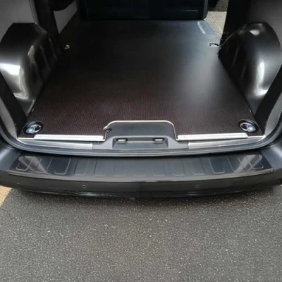Image de Protection Seuil de Pare Chocs arrière Compatible avec Citroen Jumpy 2016 2022 Couverture Coffre Bande Chargement Style élégant en Acier INOX Chromé Foncé