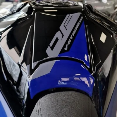 Image de Resin Bike Autocollant Moto Compatibles avec Suzuki V Strom 800 de Glass Sparkle Black. Protection Réservoir Contre Les Chocs et Éraflures. 3D Résinés Made in Italy