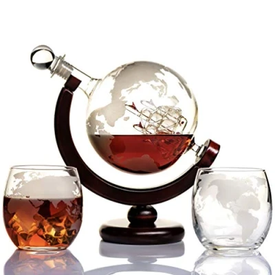 Image de Kemstood Ensemble de carafe à whisky (850 ml) en forme globe gravé avec 2 verres dans un coffret cadeau original Le parfait pour les amateurs et spiritueux