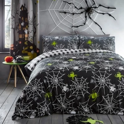 Image de Bedlam Housse de Couette Halloween Araignées Taille Lit Simple (140 x 200cm) Réversible (2 Designs) Carreaux Noirs Lumineuse Toiles d&#039;Araignées Gris Linge