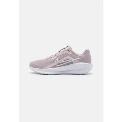 Image de Nike Performance Downshifter 13 Chaussures de running neutres, Femme, Taille: 44.5, Platinum violet/white/photon dust Tissu / matière synthétique