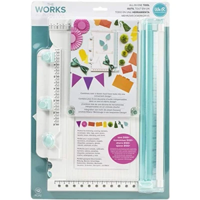 Image de We R Memory Keepers The Works All In One, 12 Pièces de Loisirs créatifs en Papier, Il Comprend un Massicot, Outil Scoring, Perforatrice, Gland Métier à Tisser, Plate Forme D’Estampage