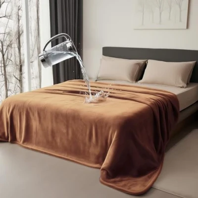 Image de Bedding Aid Couverture imperméable pour très Grand lit en Flanelle réversible Double Face (228,6 x 274,3 cm, Beige/Bleu)