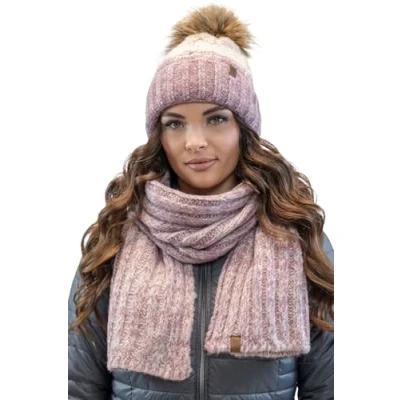 Image de VIVISENCE Bonnet Écharpe pour Femme L&#039;automne Et l&#039;hiver Ensemble Élégant avec Pompon Doublure Polaire Douce Longue Chaude en Fil Doux Écusson Éco Cuir 70101Kmpl, Rose,Taille Unique