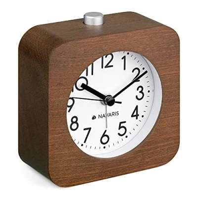 Image de Navaris Réveil analogique Bois Horloge à Aiguilles Classique avec Fonctions Heure Alarme Snooze et rétroéclairage carré foncé
