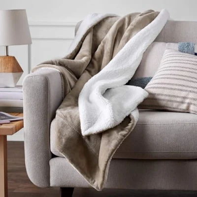 Image de Amazon Basics Plaid double face en sherpa et microvison, Couverture jetée de canapé, 220 x 240 cm, Taupe