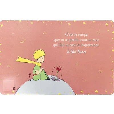 Image de Set de Table Le Petit Prince regardant sa Rose avec Amour Fond Pastel des étoiles Tout Autour