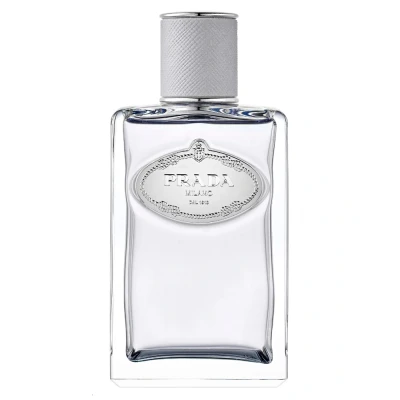 Image de Infusion d&#039;iris prada cèdre est un parfum de musc boisé et floral pour les hommes lancés en 2015 parfumeur daniela andrier main