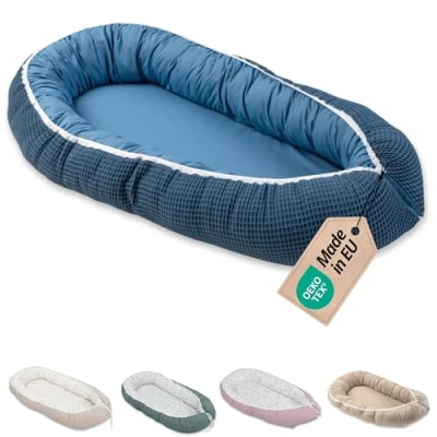 Image de Réducteur lit bébé ULLENBOOM® Bleu 95x55 cm Nid d’ange Öko Tex et fabriqué dans l&#039;UE motif baleines bleues en coton douillet, convient comme de voyage ou cale