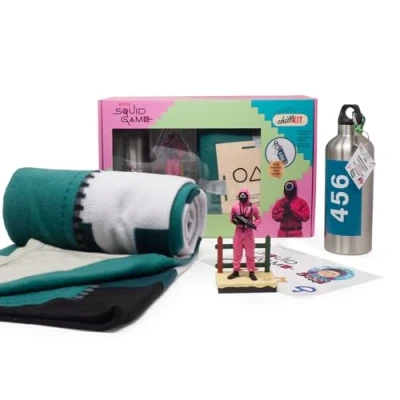 Image de Neamedia Icons Netflix Chill Kit Squid Game, Licence Officielle, Couverture Polaire, Figurine de Collection, Gourde en Acier Inoxydable, Stickers, Idée Cadeau Noël Anniversaire Pop Culture