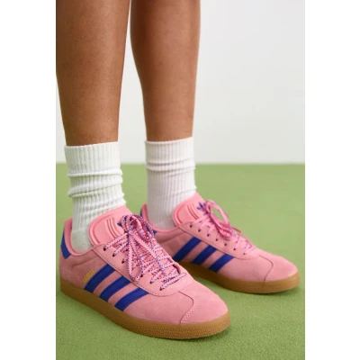 Image de adidas Originals Gazelle W Baskets basses, Femme, Taille: 35.5, Semi pink spark/lucid blue/pure sulfur Cuir