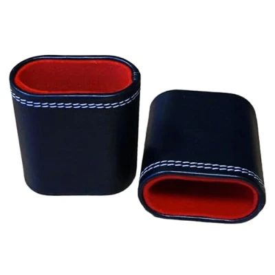 Image de PrimoGames P 16213 Lot de 2 Gobelets en cuir synthétique Noir/rouge cubiques élégants avec housse intérieure feutre pour jeux dés Backgammon Shaker