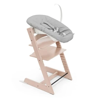 Image de Chaise Tripp Trapp Stokke (Rose Poudrée) avec Newborn Set (Gris) Utilisez dès la naissance et jusqu’à 9 kg Confortable, sûr simple à utiliser